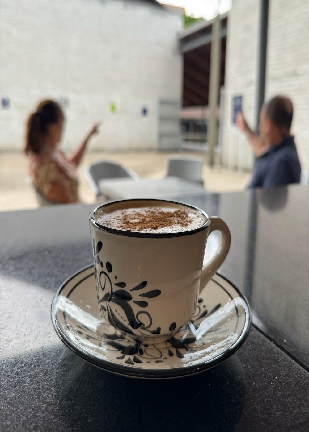 Un capuchino servido en el espacio de 5 Regiones
